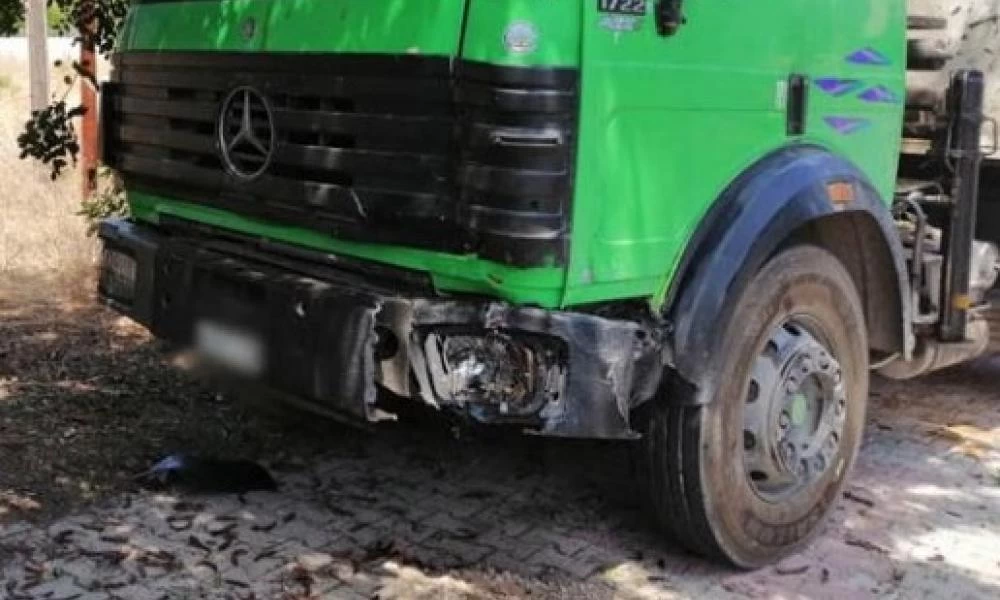 Ραφήνα: Φορτηγό συγκρούστηκε με τζιπ και έπεσε σε στάση λεωφορείου